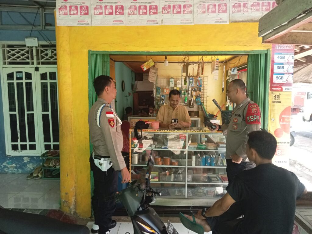 Polsek Cikeusik Gelar Patroli Siang, Bripka Asep dan Bripka Hermawan Bagikan Gula kepada Warga 9 WhatsApp Image 2024 06 14 at 19.14.43