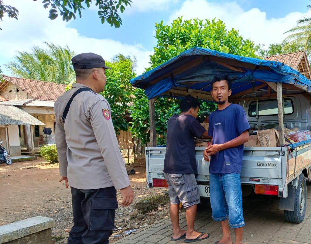 Polsek Cibaliung Sambangi Warga untuk Tingkatkan Keamanan dan Ketertiban 8 WhatsApp Image 2024 06 14 at 19.16.05