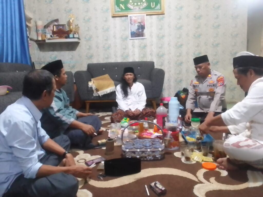 Kapolsek Menes Jalin Silaturahmi dan Sinergitas dengan Tokoh Agama di Menes 7 WhatsApp Image 2024 06 14 at 19.17.04