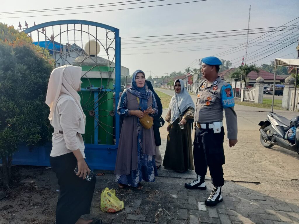 Polsek Cikeusik Jalin Silaturahmi dengan Ibu-Ibu Pengajian di Depan Masjid Agung Cikeusik 6 WhatsApp Image 2024 06 14 at 19.19.17
