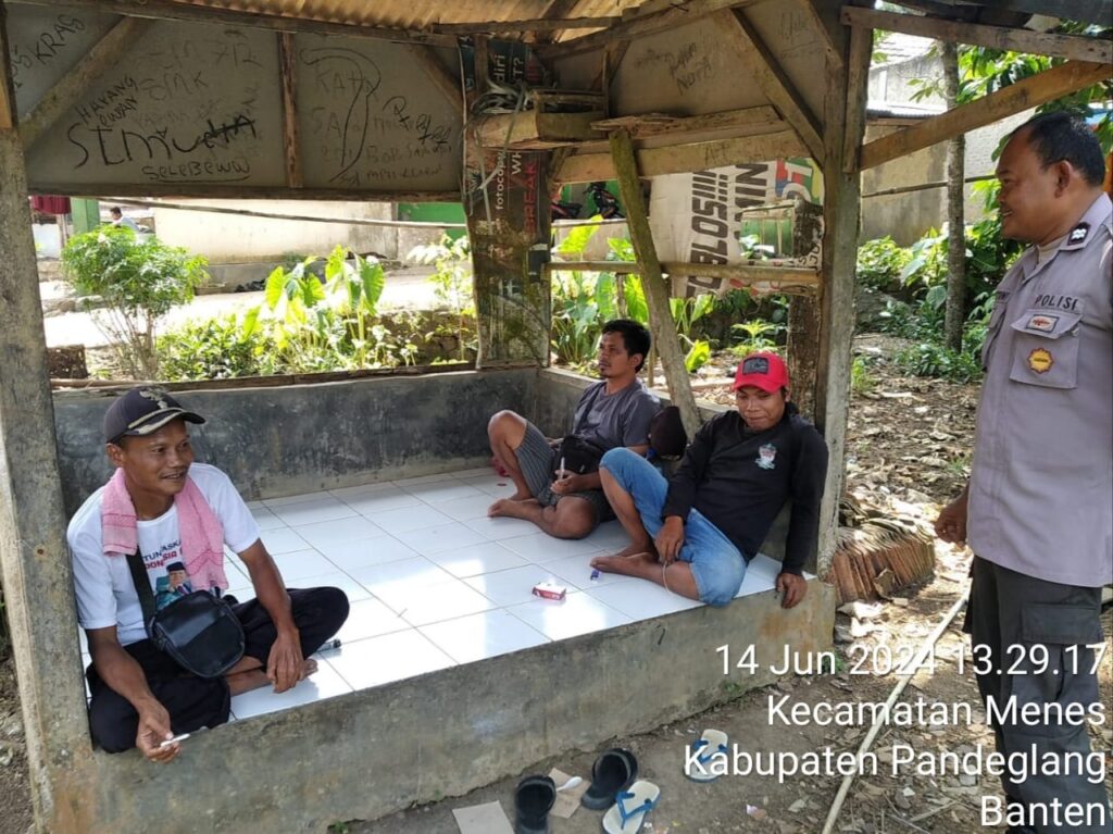 Polsek Menes Gelar Patroli Dialogis dan Cek Pos Kamling di Desa-desa Kecamatan Menes 5 WhatsApp Image 2024 06 14 at 19.25.06