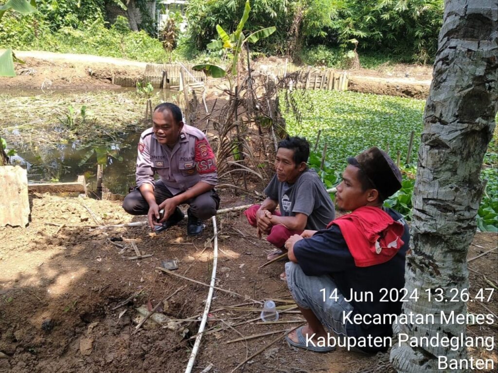 Polsek Menes Gelar Patroli Dialogis dan Himbauan Kamtibmas kepada Pemilik Kolam Ikan Nila di Kecamatan Menes 3 WhatsApp Image 2024 06 14 at 19.33.25