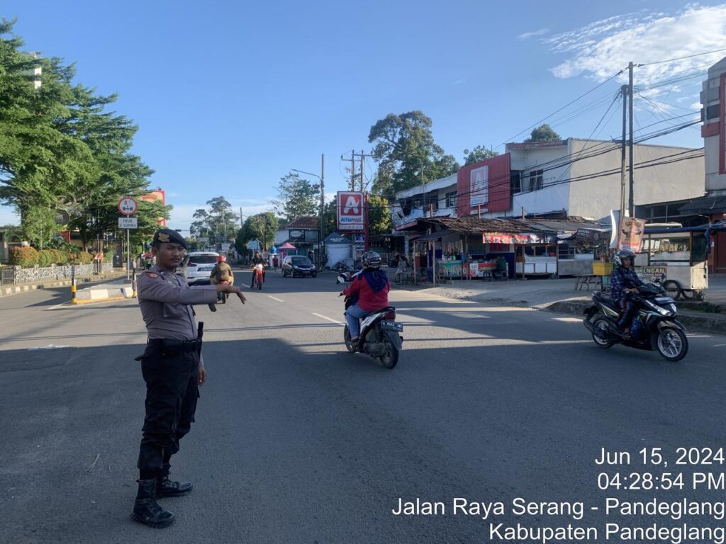 Personil Sat Samapta Polres Pandeglang Berikan Pelayanan Strong Point pada Akhir Pekan 2 WhatsApp Image 2024 06 15 at 18.44.01