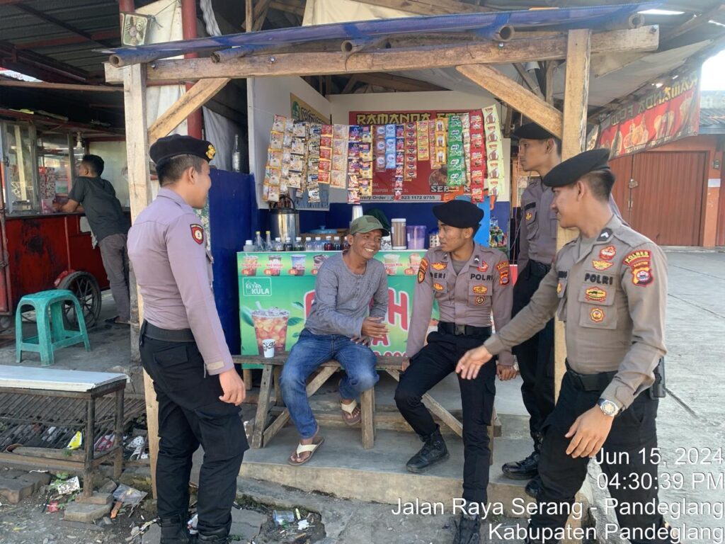 Sat Samapta Polres Pandeglang Gelar Patroli Siang pada Akhir Pekan dengan Sambangi Pedagang Kaki Lima di Pertigaan Cigadung 1 WhatsApp Image 2024 06 15 at 18.44.02