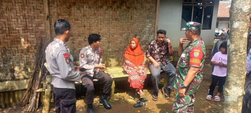 Polsek Saketi Bersinergi dengan Koramil Saketi Guna Ciptakan Kondusifitas Wilayah 8 WhatsApp Image 2024 06 15 at 19.44.57