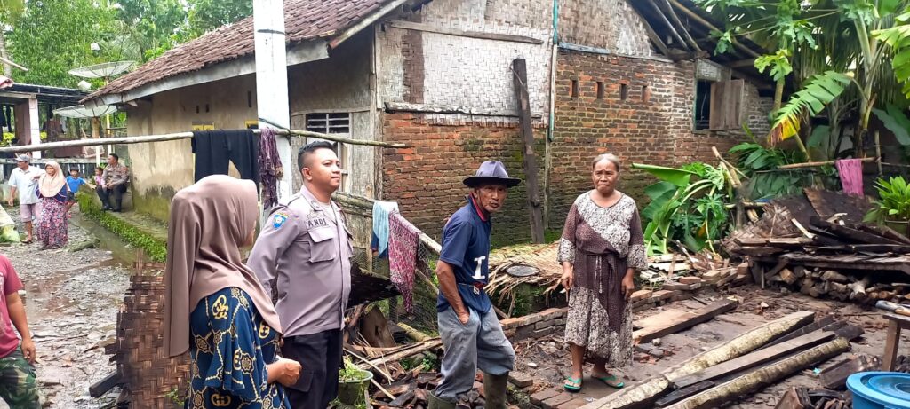 Patroli Dialogis Anggota Polsek Picung Tingkatkan partisipasi Masyarakat Terhadap Kamtibmas 3 WhatsApp Image 2024 06 16 at 07.24.03