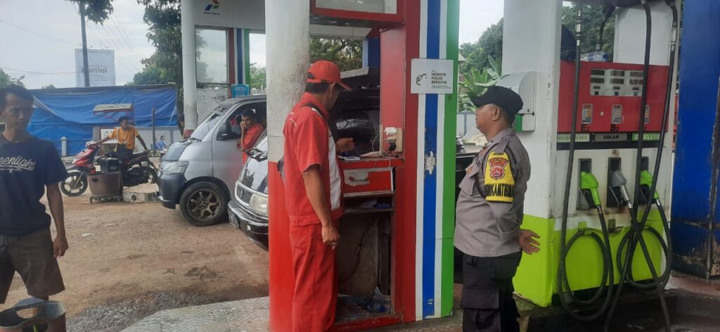 Personil Polsek Picung Polres Pandeglang Lakukan Patroli Rutin di SPBU Picung 5 WhatsApp Image 2024 06 16 at 07.24.51