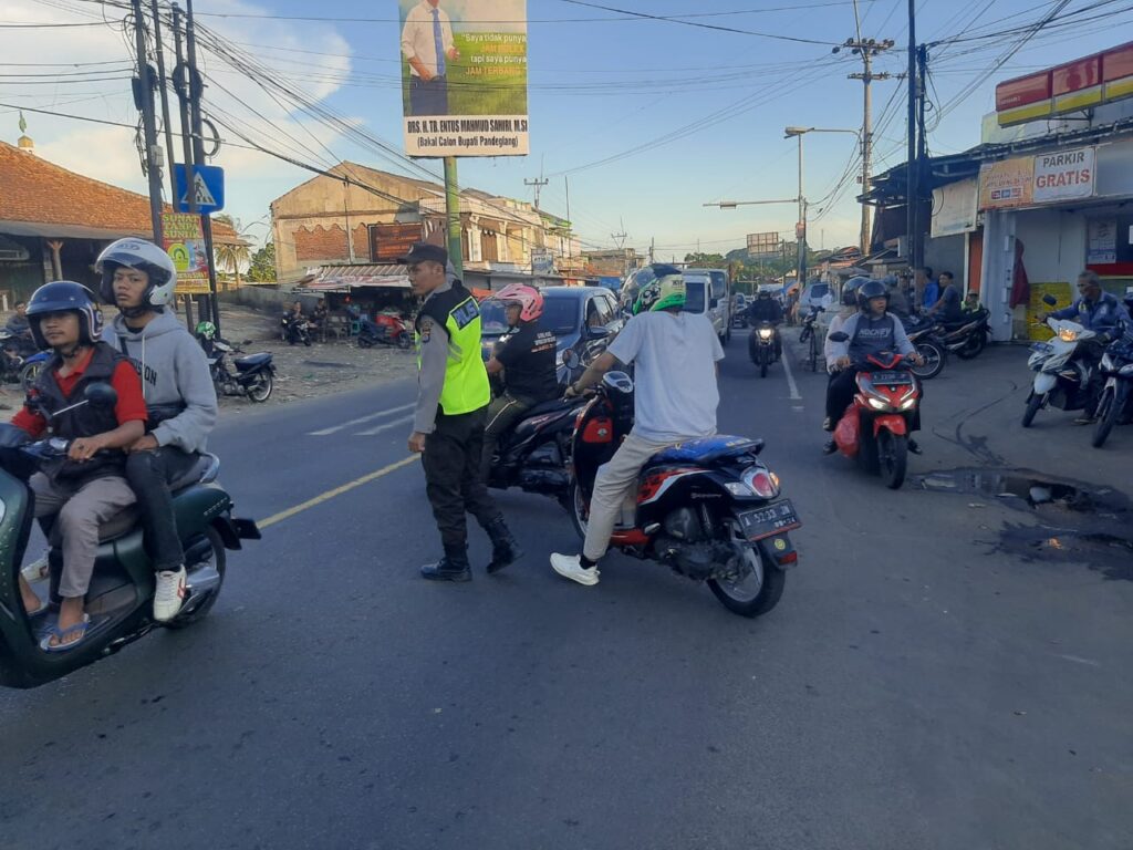 Anggota Polsek Cadasari Laksanakan Pengaturan Sore di Depan Pasar Cadasari 6 WhatsApp Image 2024 06 16 at 09.03.51