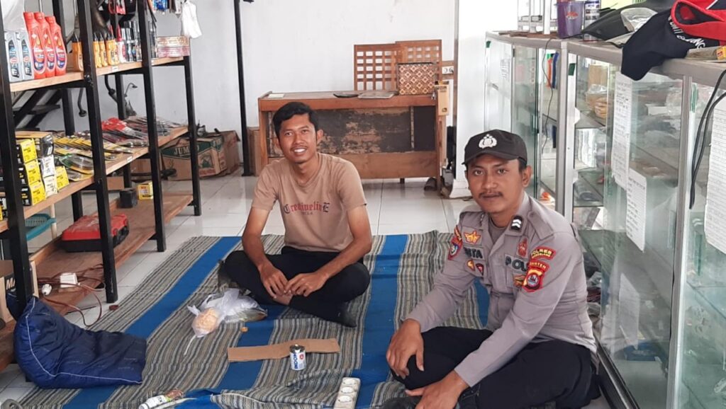 Bhabinkamtibmas Polsek Cikeusik Terjun ke Masyarakat Desa Leuwibalang 2 WhatsApp Image 2024 06 16 at 12.48.41