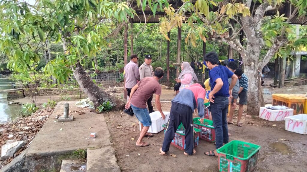 Polsek Cikeusik Gelar Patroli Pelelangan Ikan Binuangen 8 WhatsApp Image 2024 06 16 at 13.00.10