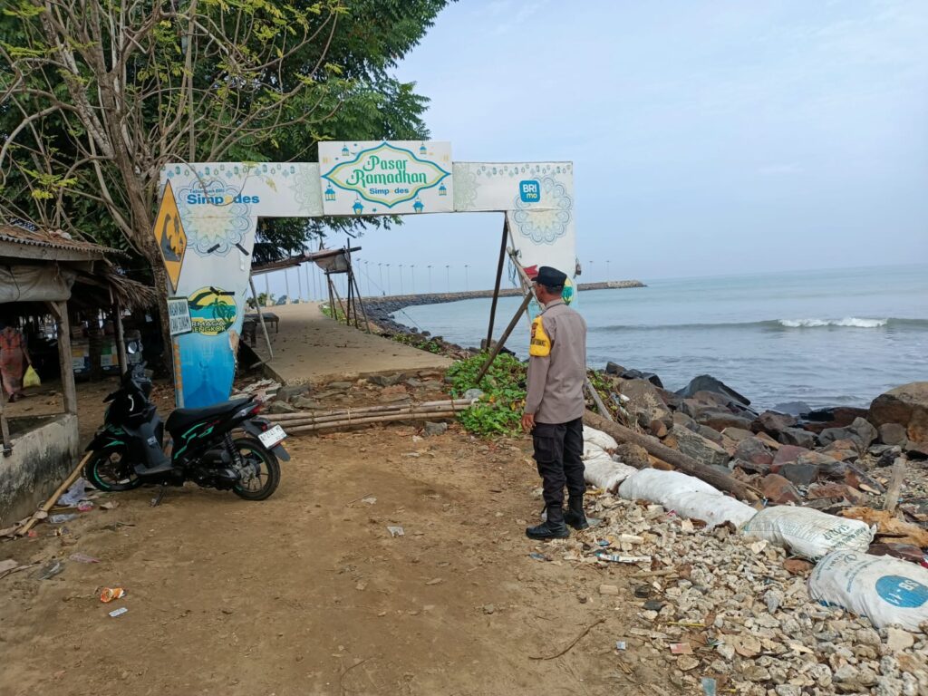 Polsek Cikeusik Tingkatkan Patroli Keamanan di Dermaga Bengkok 7 WhatsApp Image 2024 06 16 at 13.01.59