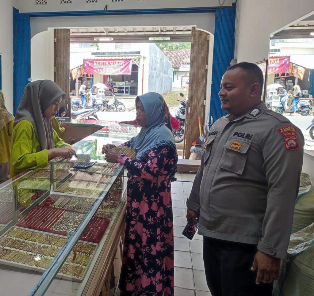 Anggota Polsek Cibaliung, Laksanakan Kegiatan Sambang untuk Meningkatkan Kamtibmas di Wilayah Cibaliung 5 WhatsApp Image 2024 06 16 at 13.18.39