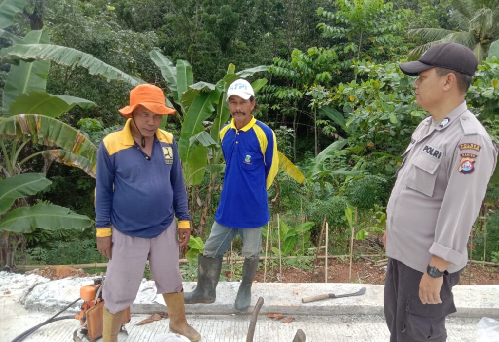 Bhabinkamtibmas Polsek Sumur Lakukan Sosialisasi Kamtibmas di Desa Cigorondong 4 WhatsApp Image 2024 06 16 at 13.25.35