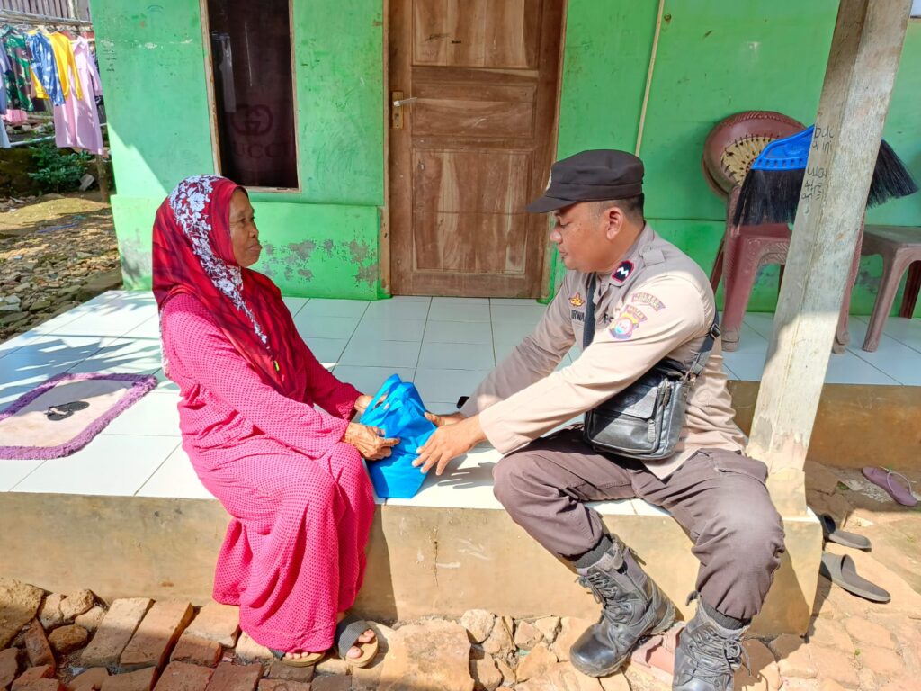 Polsek Cibaliung Gelar Bakti Sosial Sembako Bagi Warga Masyarakat 3 WhatsApp Image 2024 06 16 at 13.51.12
