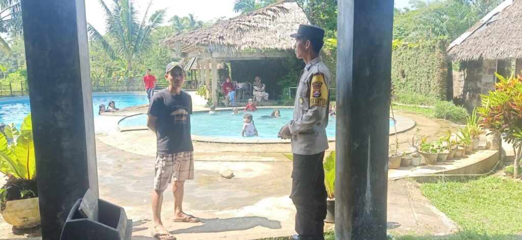 Antisipasi Kepadatan Wisatawan, Polsek Cimanggu Laksanakan Patroli dan Pengamanan di Obyek Wisata 2 WhatsApp Image 2024 06 16 at 14.02.23