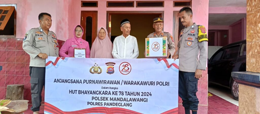 Kapolsek Mandalawangi dan Ketua Ranting Bhayangkari Polsek Mandalawangi Laksanakan Anjangsana dan Bansos kepada Purnawirawan Polri 10 WhatsApp Image 2024 06 16 at 15.48.58