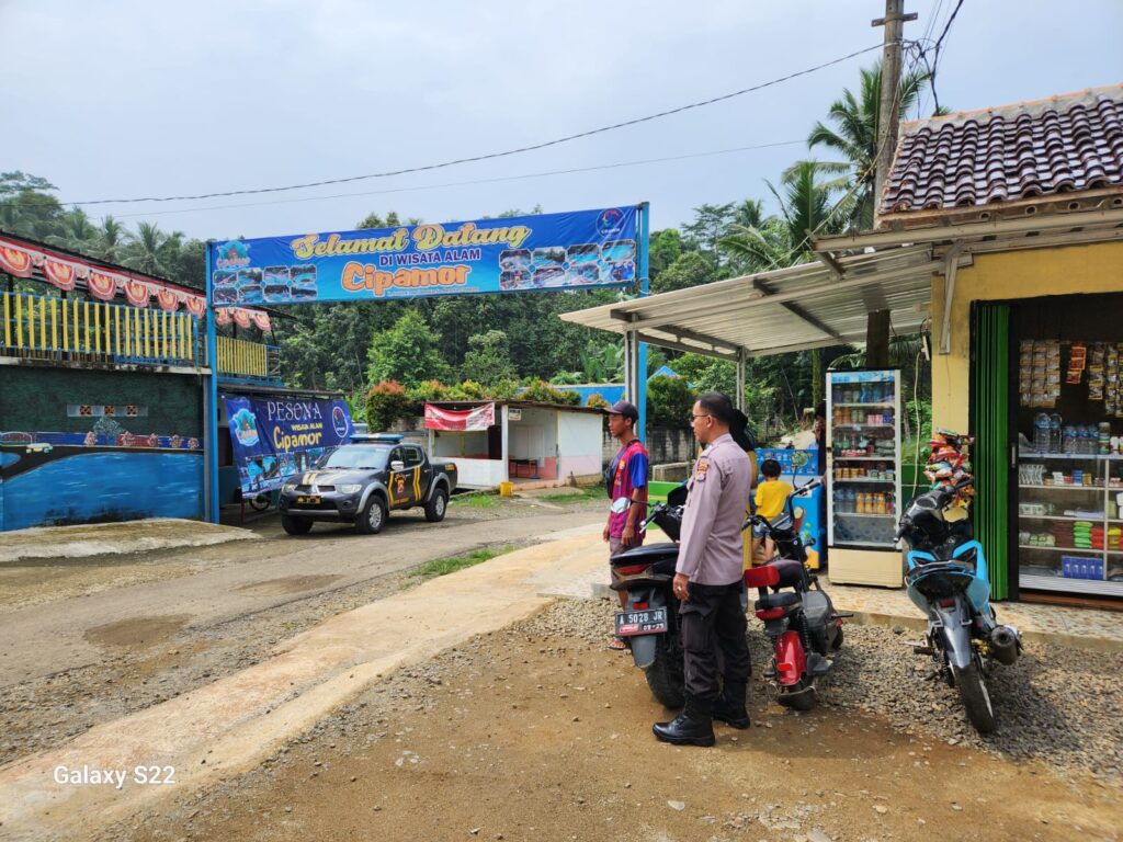 Polsek Menes Tingkatkan Keamanan Kawasan Kolam Renang Cipamor Melalui Patroli Dialogis dan Himbauan Kamtibmas 9 WhatsApp Image 2024 06 16 at 15.54.02