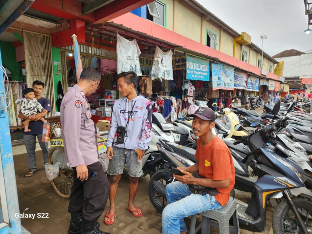 Polsek Menes Polres Pandeglang Edukasi Petugas Parkir di Pasar Menes 7 WhatsApp Image 2024 06 16 at 16.09.54