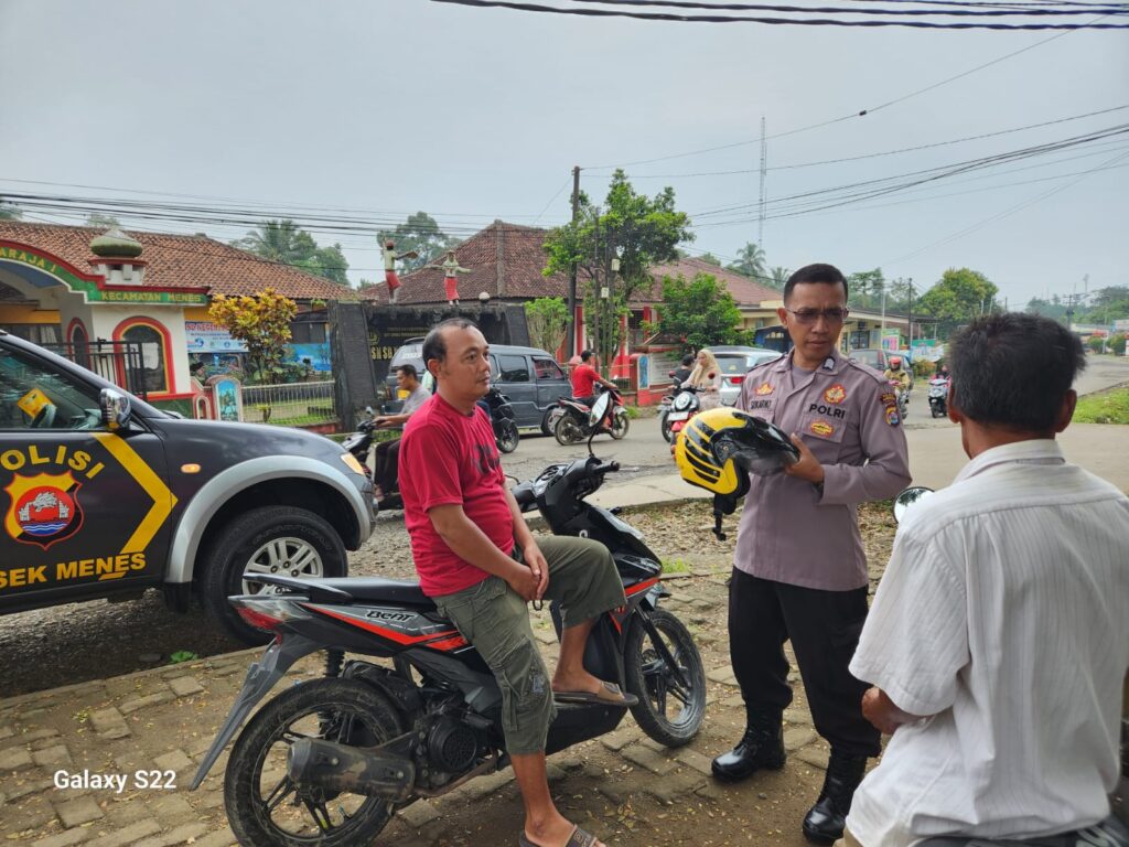 Polsek Menes Polres Pandeglang Gelar Edukasi Tertib Lalu Lintas Bagi Pengendara Sepeda Motor di Alun-Alun Menes 6 WhatsApp Image 2024 06 16 at 16.14.24