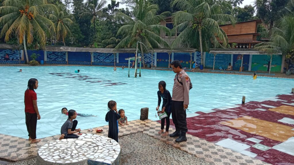 Polsek Menes Jaga Keamanan Pengunjung Kolam Renang dengan Patroli Rutin 5 WhatsApp Image 2024 06 16 at 16.19.55