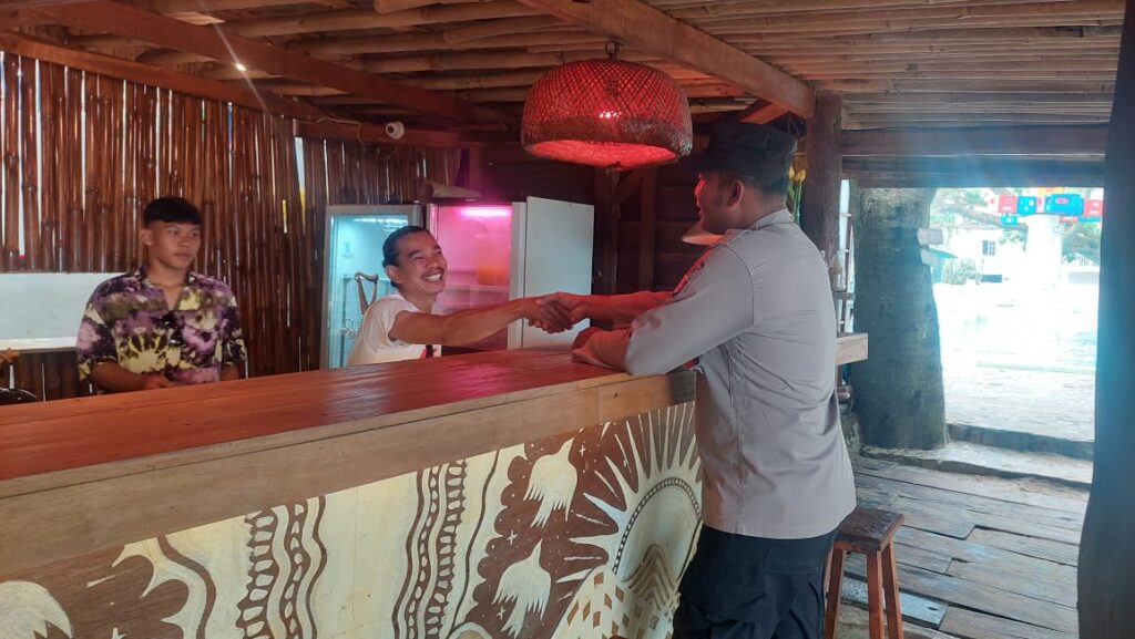 Bripka Eko dari Polsek Carita Diskusikan Keamanan dengan Pelayanan Cafe Pandan 2 WhatsApp Image 2024 06 16 at 17.34.01