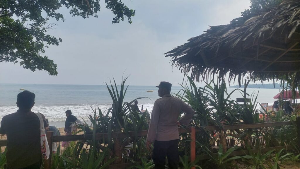Personil Polsek Carita Tingkatkan Patroli Wisata, Pantau Situasi di Pantai Carita 1 WhatsApp Image 2024 06 16 at 17.36.01