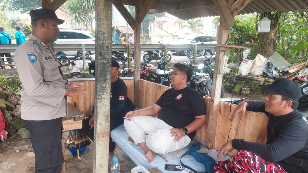 Bripka Eko dari Polsek Carita Berikan Himbauan Keamanan kepada Petugas Parkir di Pantai 9 WhatsApp Image 2024 06 16 at 17.40.28