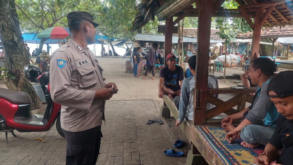 Polsek Carita Berikan Himbauan kepada Pengunjung Wisata di Carita 8 WhatsApp Image 2024 06 16 at 17.44.25