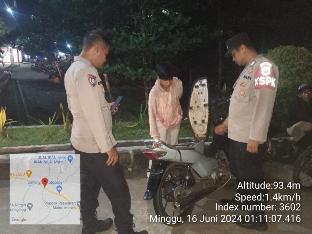 Polsek Menes Gelar Patroli Malam dan Periksa Pemuda Nongkrong Larut Malam di Alun-alun Menes 7 WhatsApp Image 2024 06 16 at 19.05.16