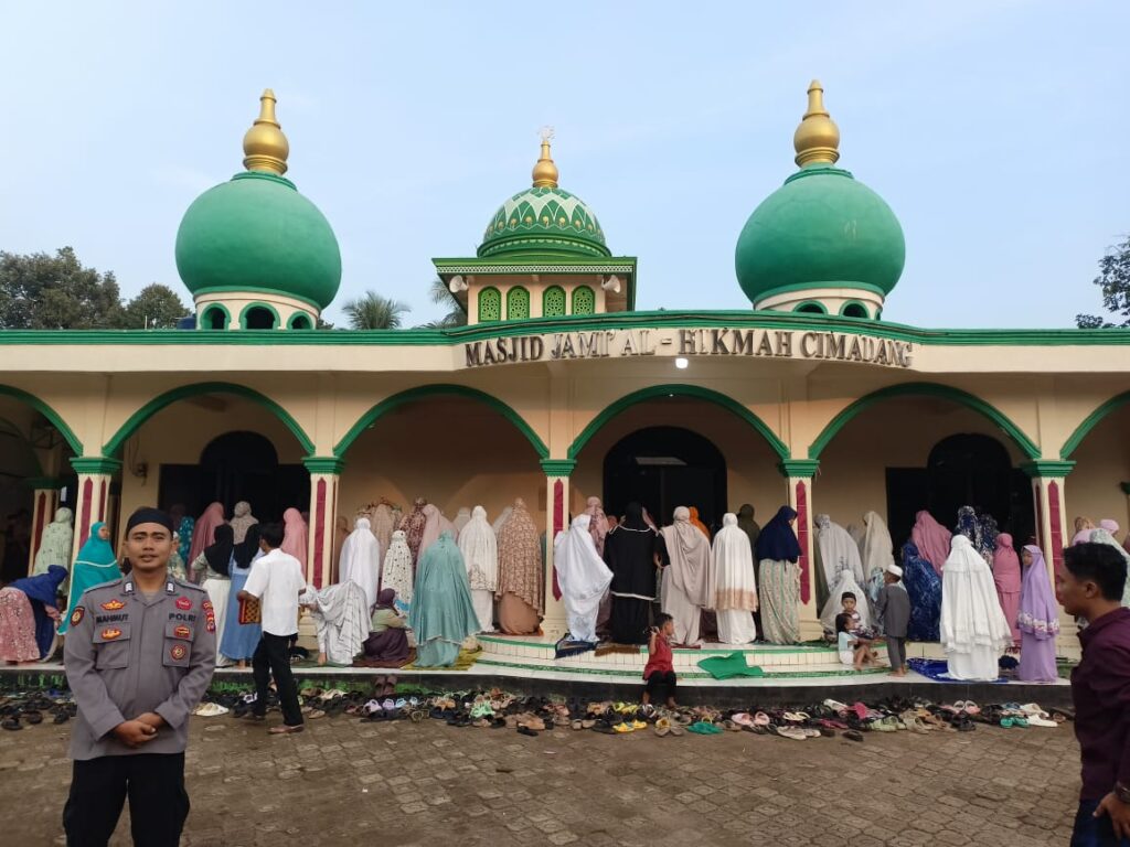 Personil Polsek Bojong Polres Pandeglang Gelar Pengamanan Sholat Ied Idul Adha 1445 H di Masjid Al-Hidayah 8 WhatsApp Image 2024 06 17 at 08.05.38