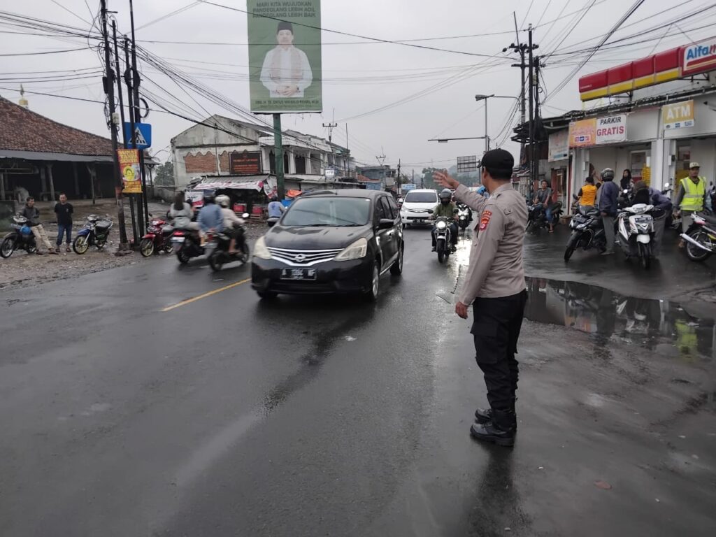 Polsek Cadasari Aktifkan Pengaturan Lalu Lintas Pagi di Depan Pasar Pasca Hujan 4 WhatsApp Image 2024 06 17 at 09.46.36