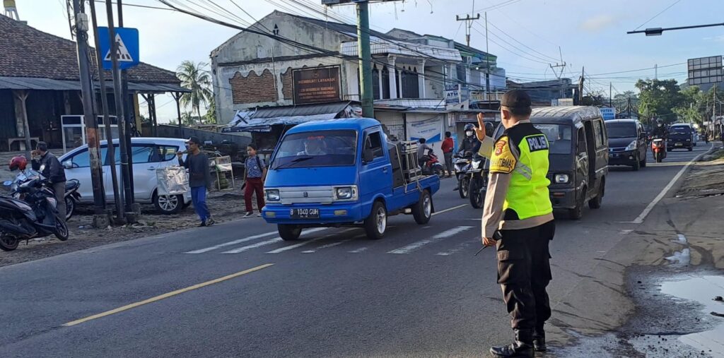 Polsek Cadasari Gelar Pengaturan Lalu Lintas Sore untuk Kelancaran Jalan Raya 10 WhatsApp Image 2024 06 17 at 09.48.37