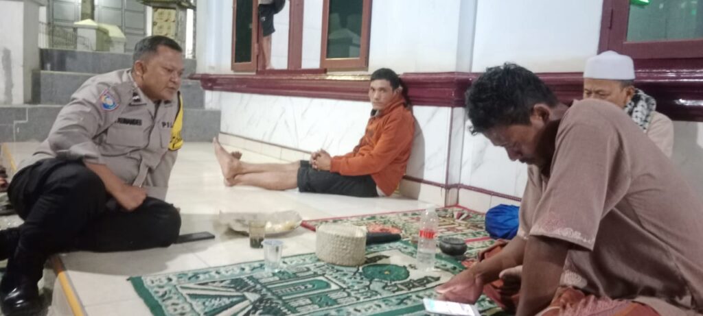 Bhabinkamtibmas Polsek Cadasari Kontrol Masjid Ar-Rahman Jelang Sholat Idul Adha 9 WhatsApp Image 2024 06 17 at 09.49.15