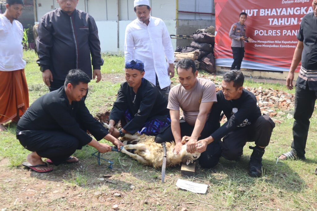 Polres Pandeglang Gelar Pemotongan Hewan Qurban pada Hari Raya Idul Adha 1445 H 1 WhatsApp Image 2024 06 17 at 11.16.17