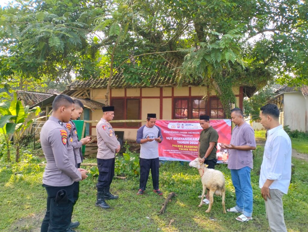 Polsek Menes Polres Pandeglang Bagikan Daging Kurban Kepada Warga Masyarakat 8 WhatsApp Image 2024 06 17 at 11.45.57