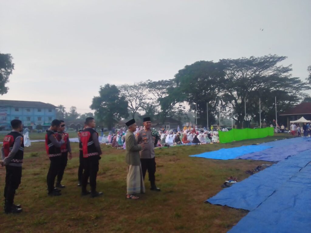 Kapolsek Menes Pimpin Pengamanan Shalat Idul Adha di Alun-alun Menes 6 WhatsApp Image 2024 06 17 at 11.59.46