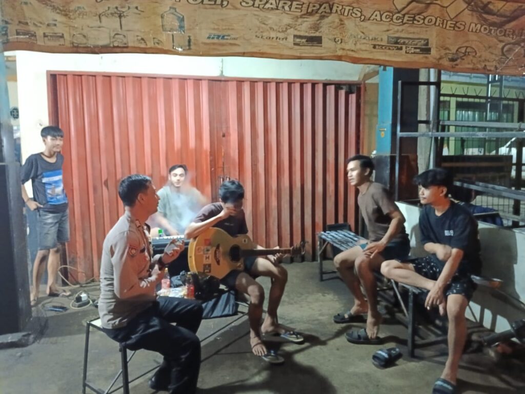 Bhabinkamtibmas Polsek Menes Temui Pemuda dan Berikan Himbauan Kamtibmas 4 WhatsApp Image 2024 06 17 at 12.05.53