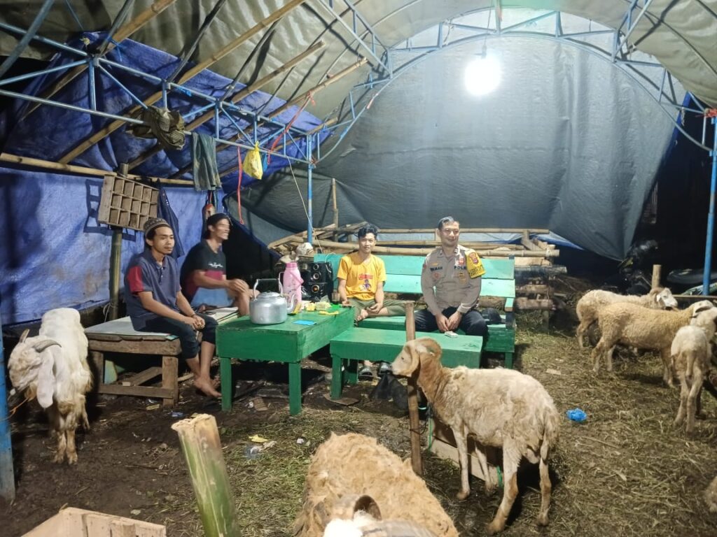 Polsek Menes Gelar Patroli Malam Takbiran dan Himbauan Kamtibmas 3 WhatsApp Image 2024 06 17 at 12.10.49