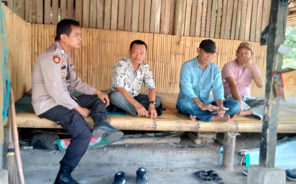 Polsek Menes Sambangi Warga dan Ajak Untuk Patuhi Aturan Lalulintas 1 WhatsApp Image 2024 06 17 at 12.20.09