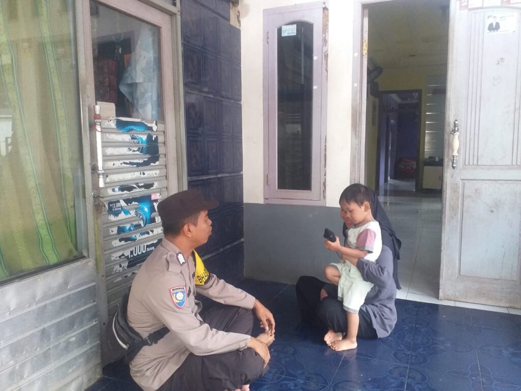 Pak Bhabin Polsek Menes Giat Sambang Door-to-Door, Jalin Kedekatan dengan Warga 10 WhatsApp Image 2024 06 17 at 12.22.25