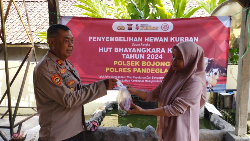 Polsek Bojong Polres Pandeglang Laksanakan Penyembelihan Hewan Qurban dalam Rangka Hari Raya Idul Adha 1445 H 6 WhatsApp Image 2024 06 17 at 13.03.42