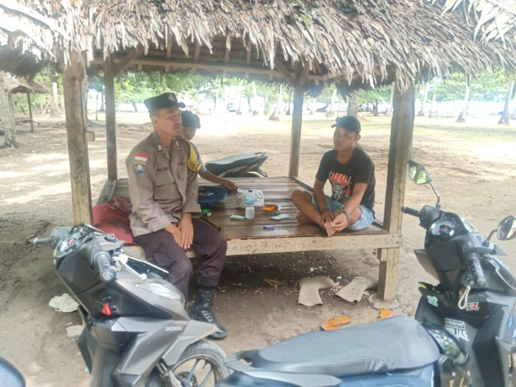 Bhabinkamtibmas Polsek Sumur Jalin Silaturahmi Erat dengan Warga 8 WhatsApp Image 2024 06 17 at 14.21.47