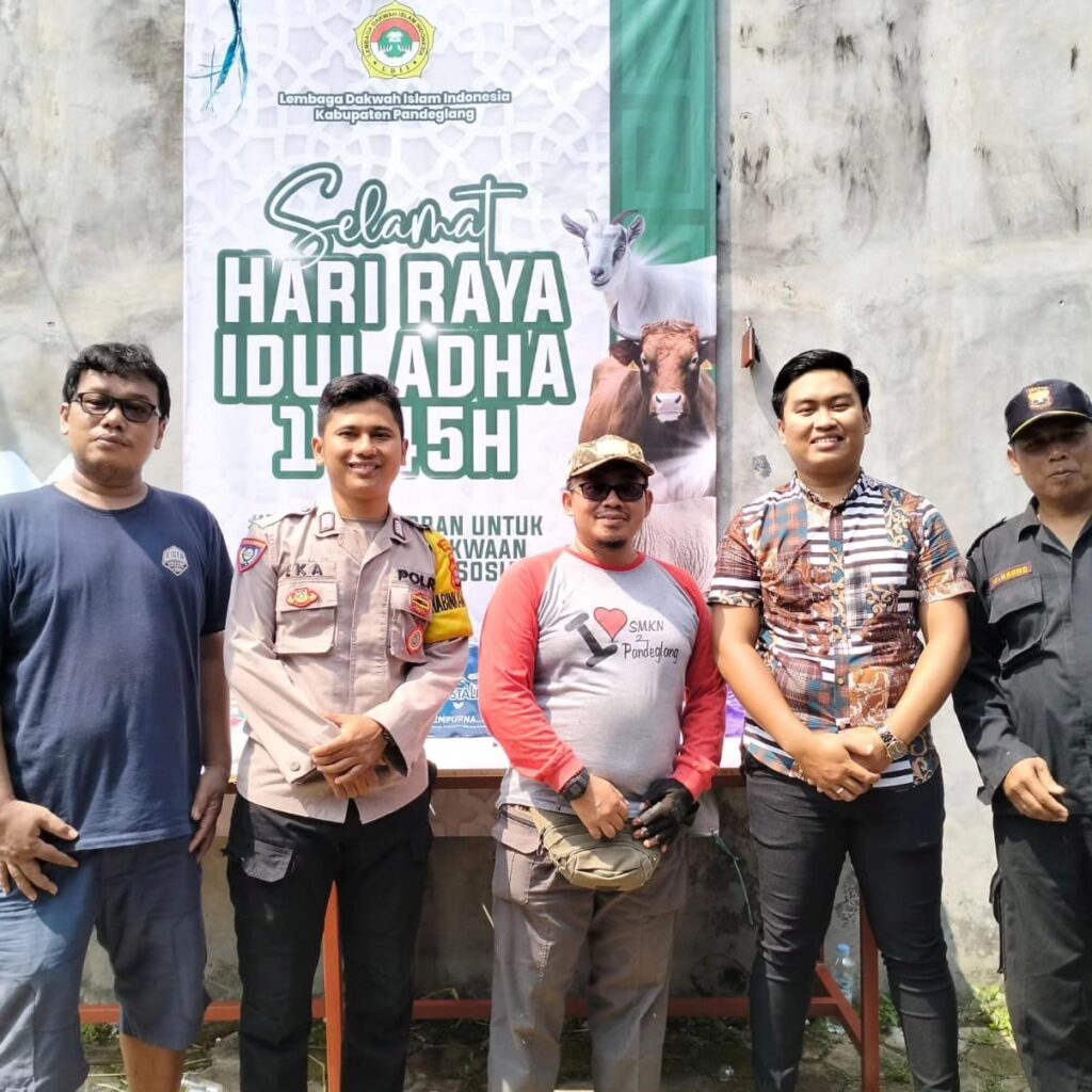 Bhabinkamtibmas Polsek Pandeglang Monitoring Pemotongan dan Pendistribusian Daging Kurban di Kelompok LDII 8 WhatsApp Image 2024 06 17 at 18.40.34