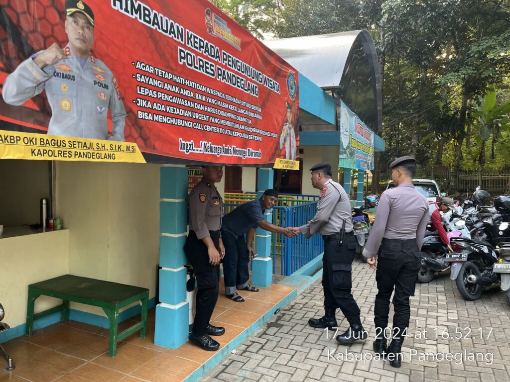 Sat Samapta Polres Pandeglang Gelar Patroli Wisata pada Libur Idul Adha 1445 H 6 WhatsApp Image 2024 06 17 at 18.51.26