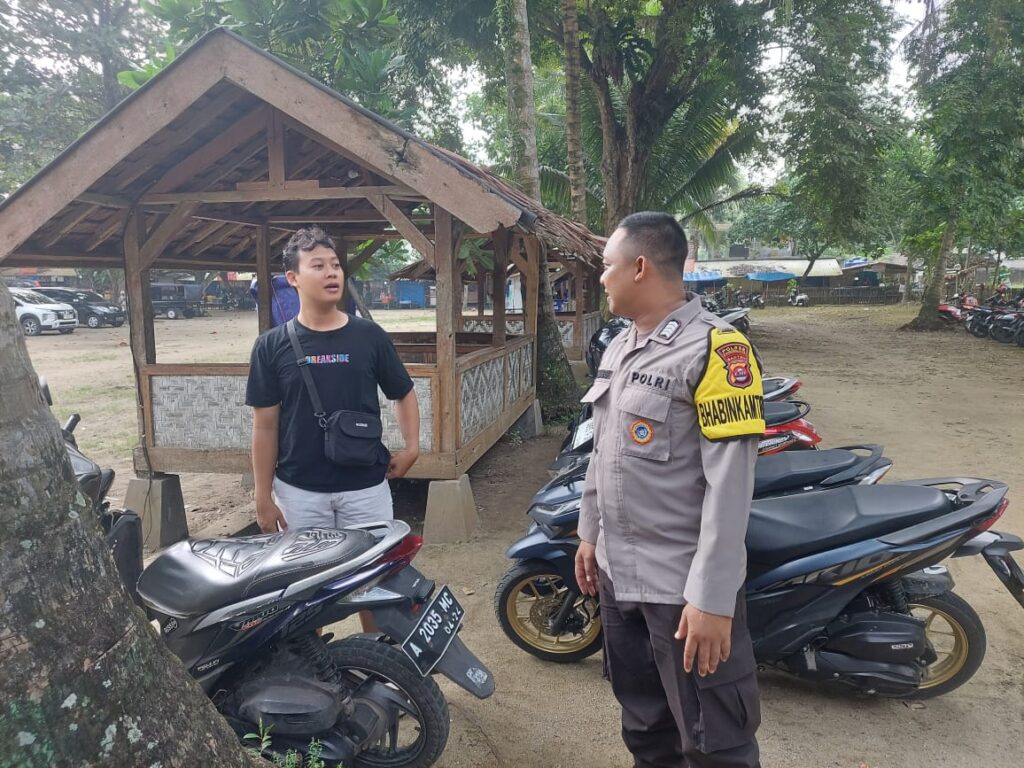 Polsek Carita Melaksanakan Patroli Wisata dan Memberikan Himbauan kepada Pengunjung Pantai 7 WhatsApp Image 2024 06 17 at 18.56.25