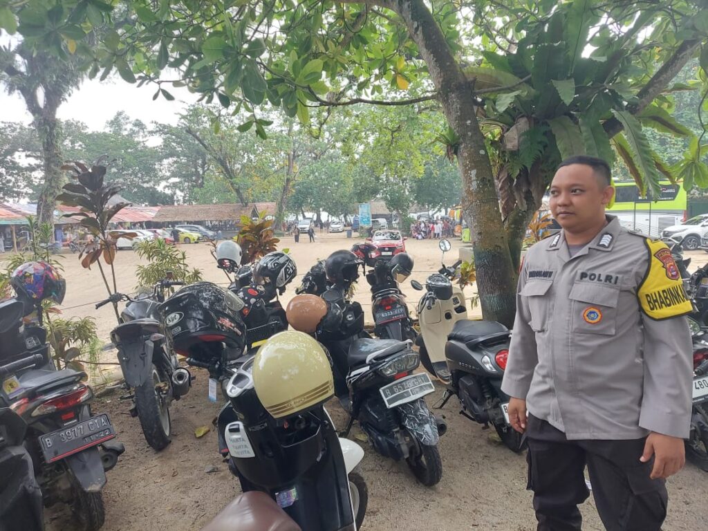 Bripka Bambang dari Polsek Carita Memantau Situasi Keamanan di Pantai Carita 6 WhatsApp Image 2024 06 17 at 18.58.07