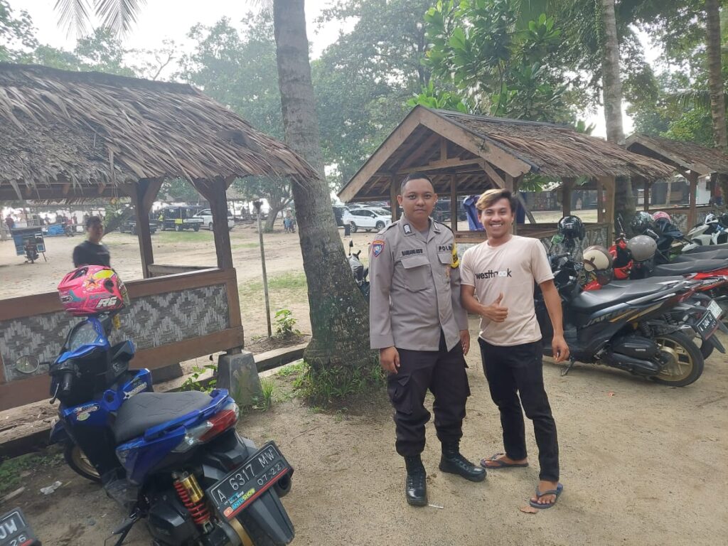 Personil Polsek Carita Berikan Himbauan kepada Penjaga Parkir Pantai dalam Patroli Wisata 4 WhatsApp Image 2024 06 17 at 19.06.06