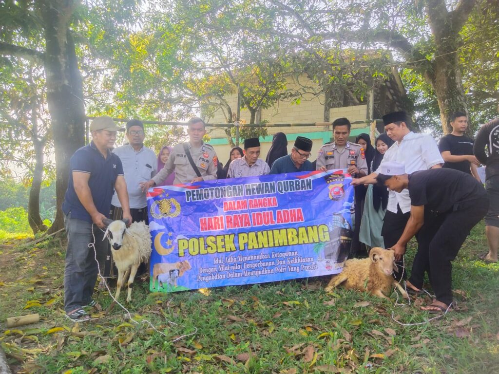 Polsek Panimbang Melaksanakan Kegiatan penyembelihan dan pembagian Daging hewan Kurban Kepada Warga Masyarakat 3 WhatsApp Image 2024 06 17 at 19.19.00