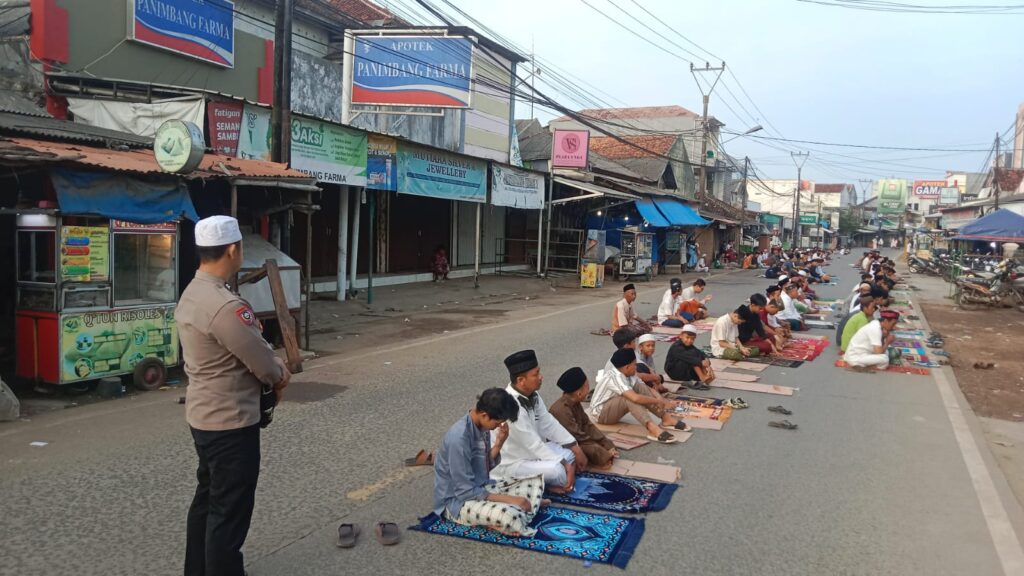 Polsek Panimbang Polres Pandeglang laksanakan pengamanan Sholat Ied Idul Adha 1445 H 2 WhatsApp Image 2024 06 17 at 19.25.55