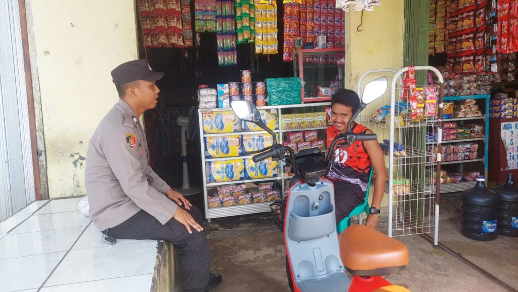 Bhabinkamtibmas Polsek Patia Keliling Sambangi Warga Sampaikan Pesan Kamtibmas 1 WhatsApp Image 2024 06 17 at 19.26.55